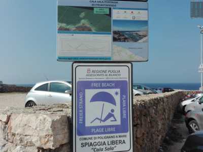 Dopo 500 metri un cartello che recita  �spiaggia libera: Cala Sala � Portalga�,  ci avvisa che siamo arrivati a destinazione